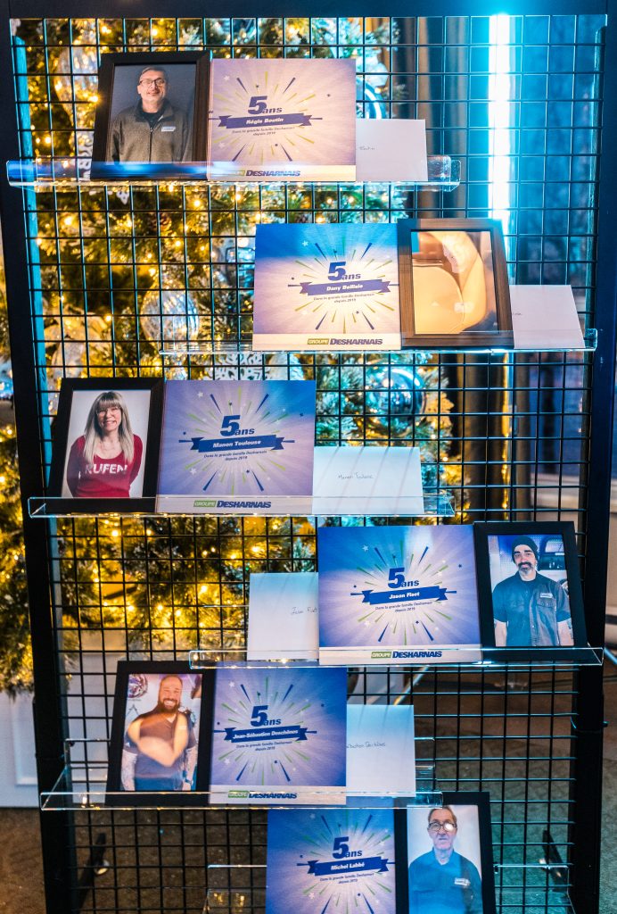 Plaques Desharnais pour l'anniversaire professionnel de ses employés.