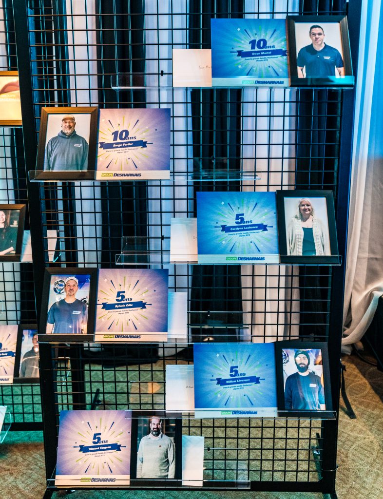 Plaques Desharnais pour l'anniversaire professionnel de ses employés.